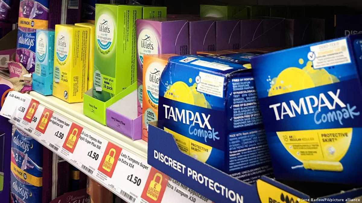 सुप्रीम कोर्ट : लड़कियों के स्कूलों में मिलें सैनिटरी पैड